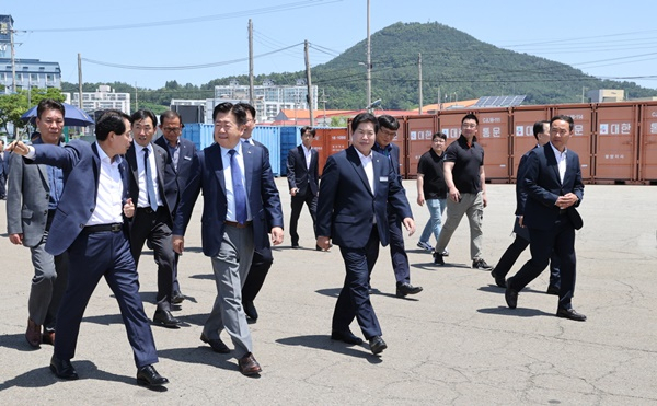 오영훈 제주특별도지사 일행이 고흥군청 직원들의 안내로 녹동신항을 둘러보고 있다.