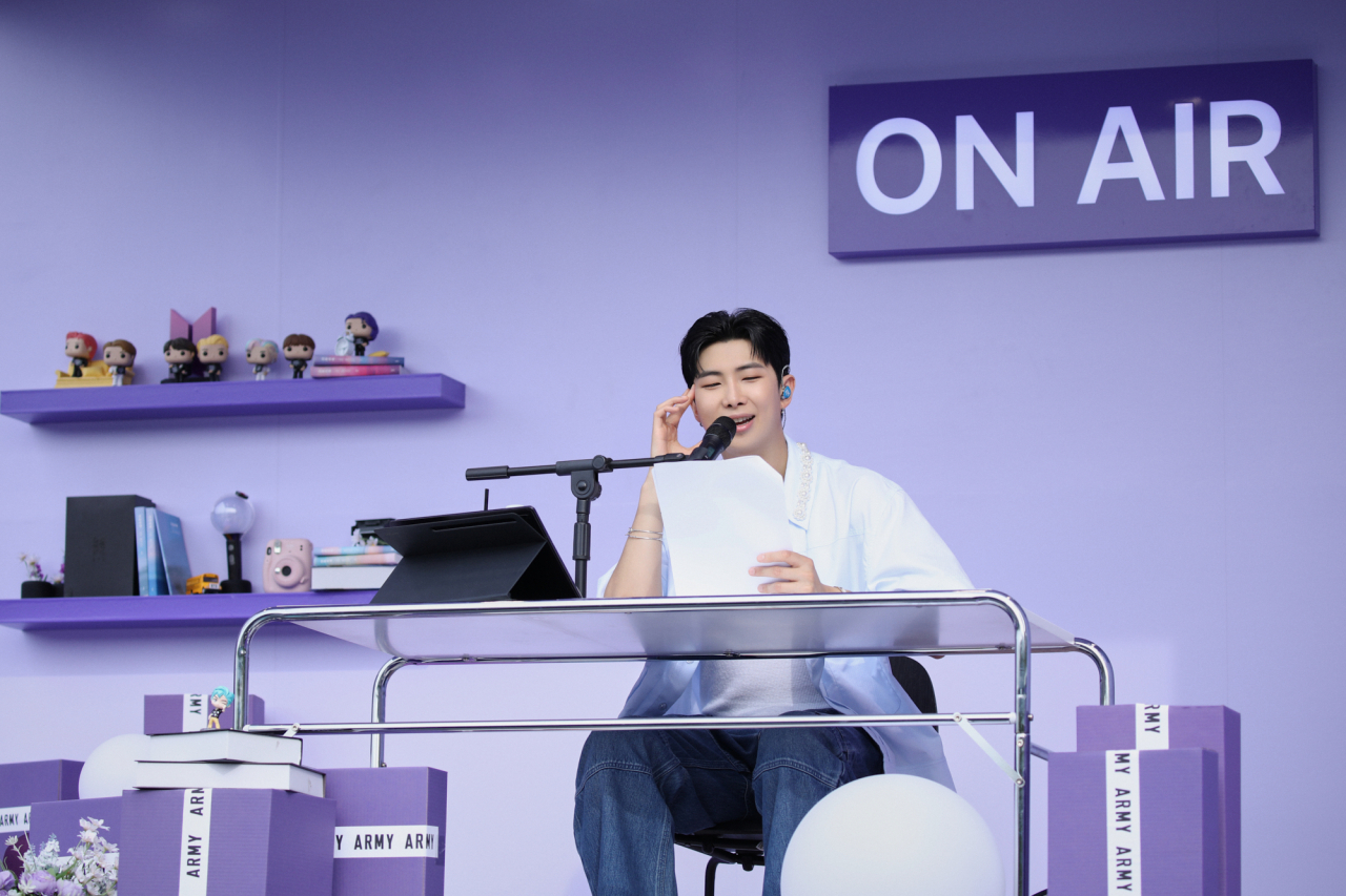 방탄소년단 RM이 서울 여의도 한강공원 특설무대에서 진행한 ‘BTS 10주년 페스타 @여의도’의 특별 프로그램인 ‘오후 5시, 김남준입니다’를 통해 오랜만에 아미와 만났다. [빅히트뮤직 제공]