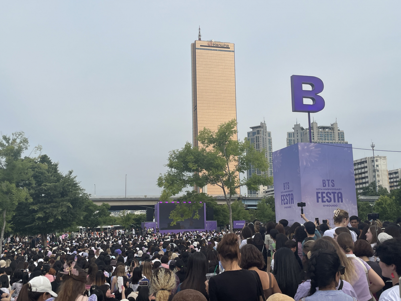 서울 여의도 한강공원 특설무대에서 진행한 ‘BTS 10주년 페스타 @여의도’의 특별 프로그램인 ‘오후 5시, 김남준입니다’의 라이브 영상을 보기 위해 운집한 아미들 [사진=고승희 기자]