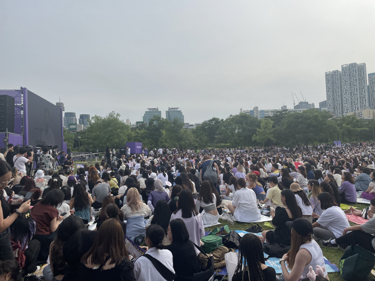 서울 여의도 한강공원 특설무대에서 진행한 ‘BTS 10주년 페스타 @여의도’의 특별 프로그램인 ‘오후 5시, 김남준입니다’의 라이브 영상을 보기 위해 운집한 아미들 [사진=고승희 기자]