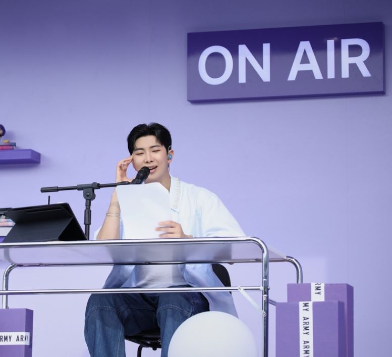 ‘오후 5시, 김남준입니다’를 진행하는 그룹 방탄소년단(BTS) RM [빅히트뮤직 제공]