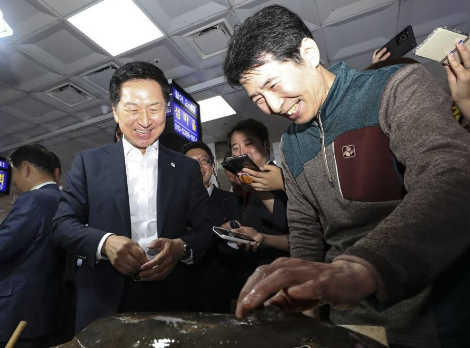 김기현 국민의힘 대표가 15일 오후 서울 동작구 노량진수산시장을 방문해 광어를 살펴보고 있다. [연합]