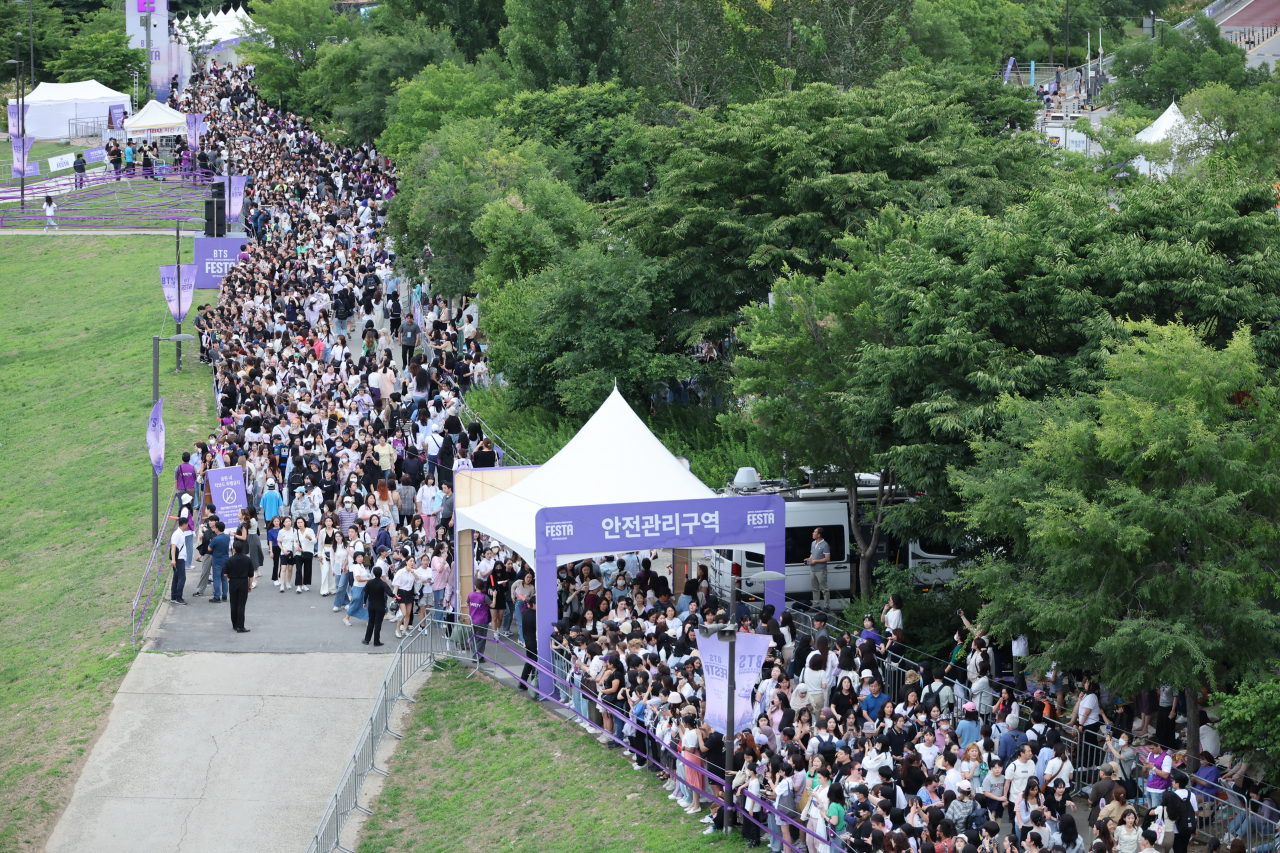 17일 오후 방탄소년단(BTS)의 데뷔 10주년 기념 축제(BTS 10th 애니버서리 페스타)가 열린 여의도 한강공원에 전 세계 아미(방탄소년단 팬)들이 모여 본격적인 행사 시작을 기다리고 있다. 연합뉴스