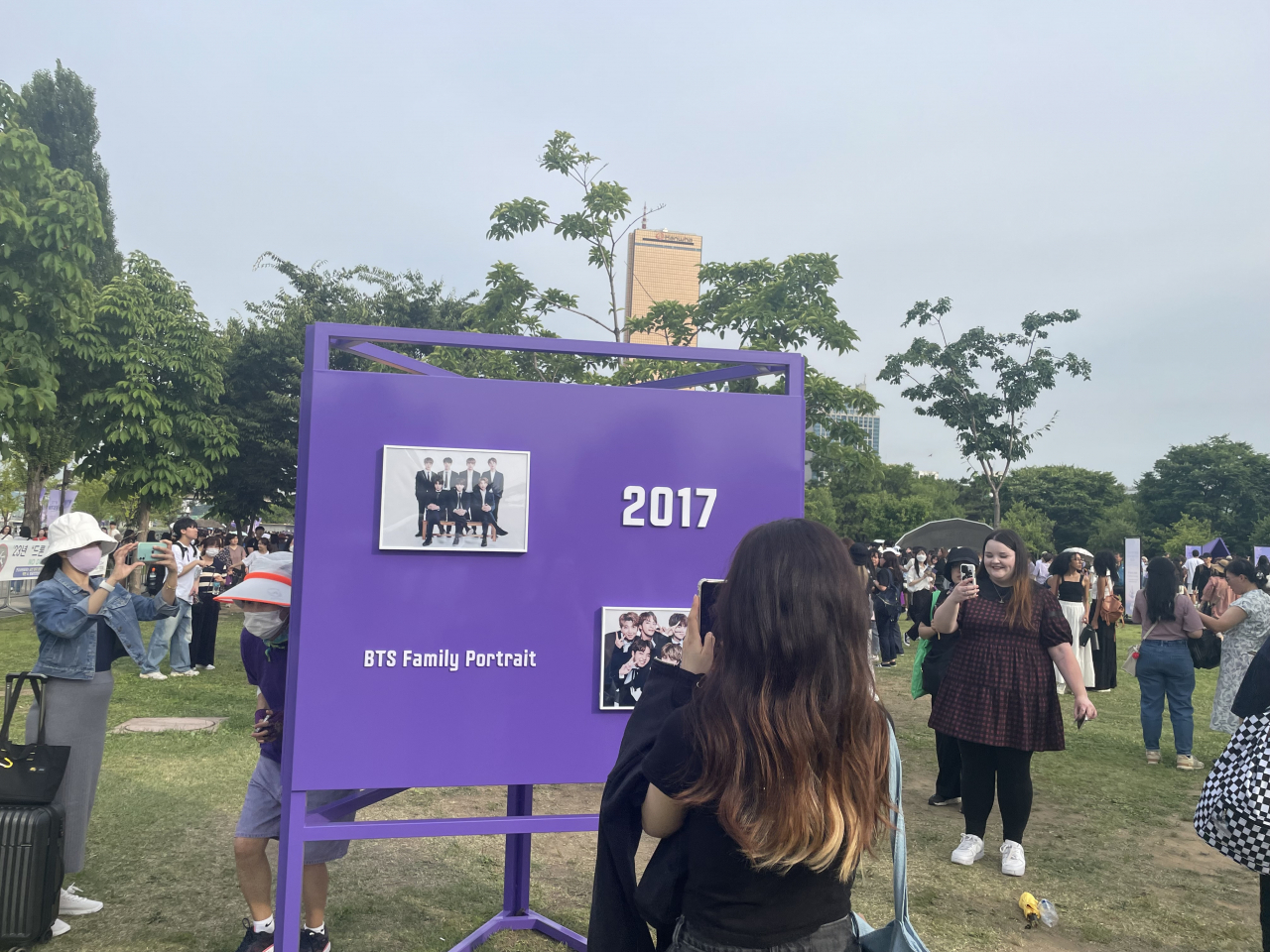방탄소년단(BTS)의 데뷔 10주년 ‘생일잔치’인 ‘BTS 10th 애니버서리 페스타(BTS 10th Anniversary FESTA)’의 대미를 장식하는 오프라인 축제가 17일 서울 여의도 한강공원에서 열렸다. [사진=고승희 기자]