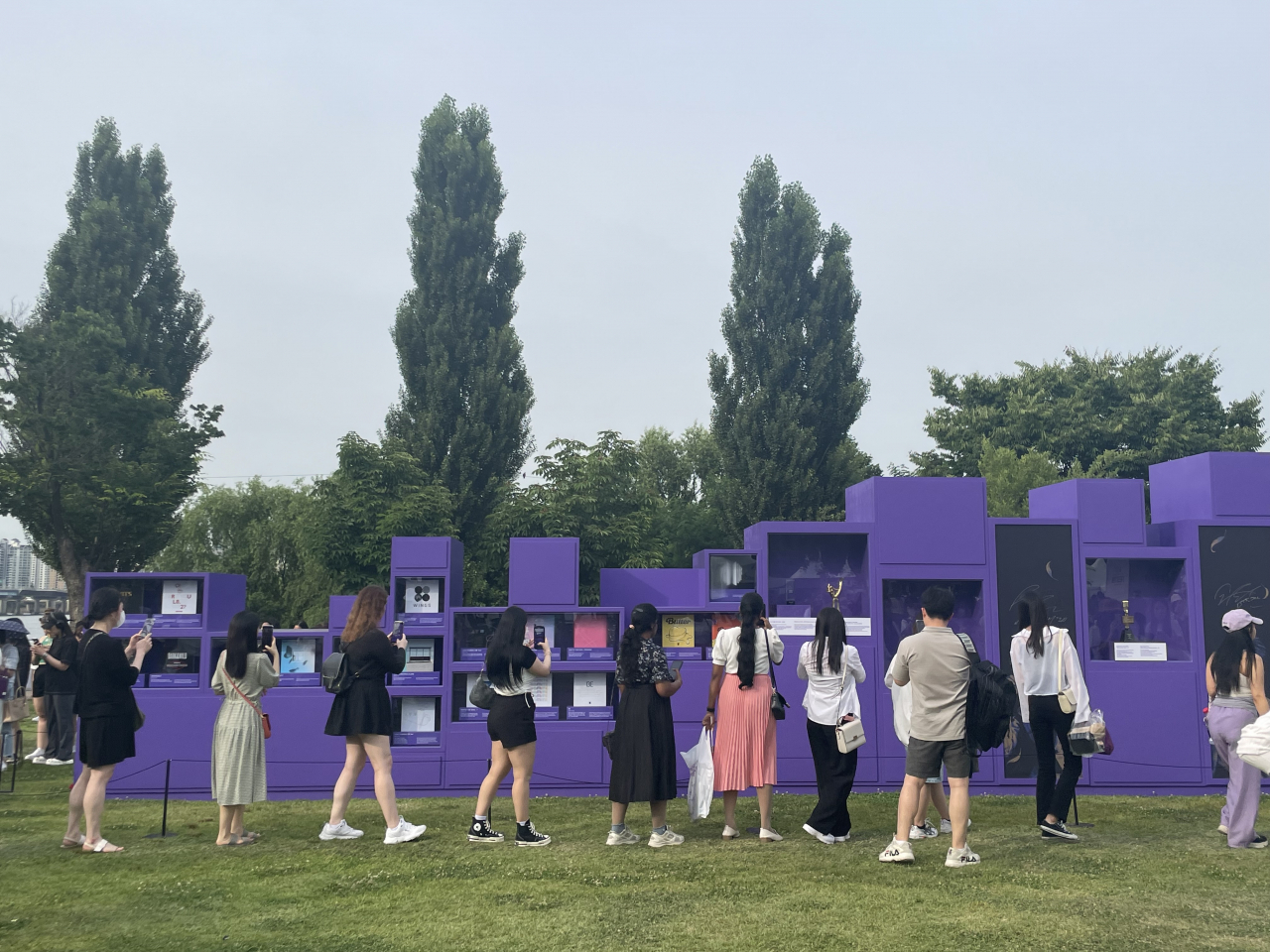 방탄소년단(BTS)의 데뷔 10주년 ‘생일잔치’인 ‘BTS 10th 애니버서리 페스타(BTS 10th Anniversary FESTA)’의 대미를 장식하는 오프라인 축제가 17일 서울 여의도 한강공원에서 열렸다. [사진=고승희 기자]
