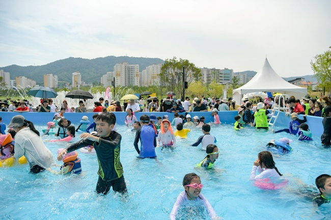 주말인 17일 개장된 오천 워터아일랜드 물놀이장에서 어린이들이 물놀이에 여념이 없다. [박람회 조직위 제공]