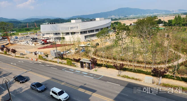순천 신대지구 전남도청 동부권통합청사가 7월 준공을 앞두고 마무리 공사가 한창이다. /박대성 기자/