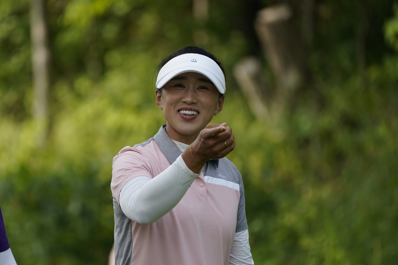 양희영이 16번홀 티샷을 마친 뒤 걸어나오며 환하게 웃고 있다.[AP]