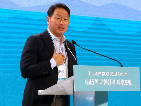 최태원 대한상공회의소 회장이 지난해 7월 제주 해비치호텔에서 개최된 '제45회 대한상의 제주포럼'에서 개회사를 하고 있다. [대한상의 제공]