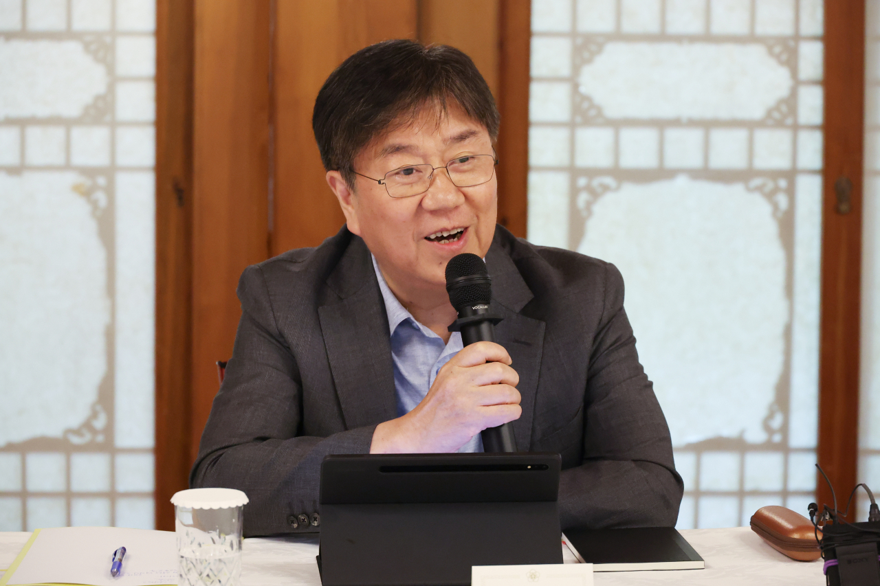 김대기 대통령비서실장이 18일 오후 서울 종로구 총리 서울공관에서 열린 고위당정협의에 참석해 발언하고 있다. [연합]