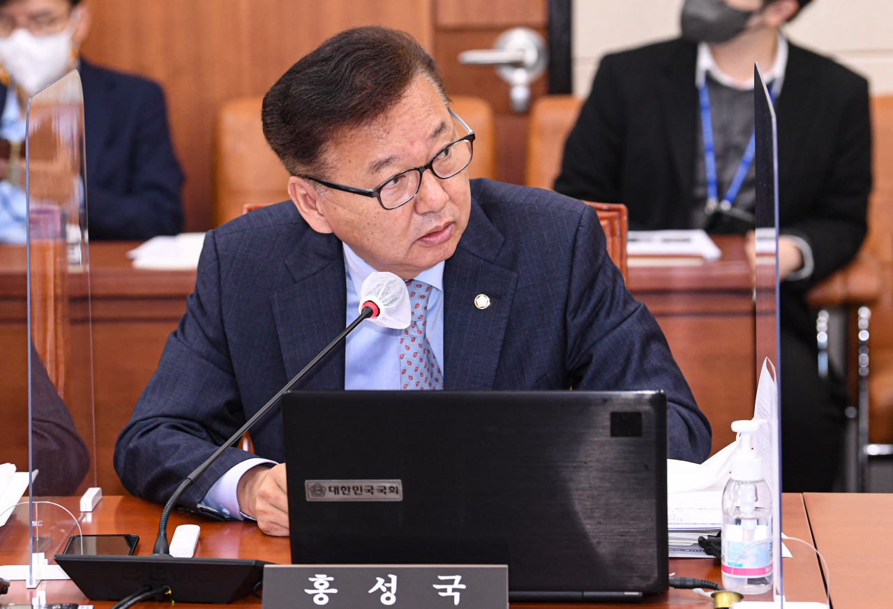 홍성국 더불어민주당 홍성국 의원이 지난해 10월 국회 기획재정위원회에서 열린 한국수출입은행, 한국조폐공사 등에 대한 국정감사에서 질의하고 있다. [연합]
