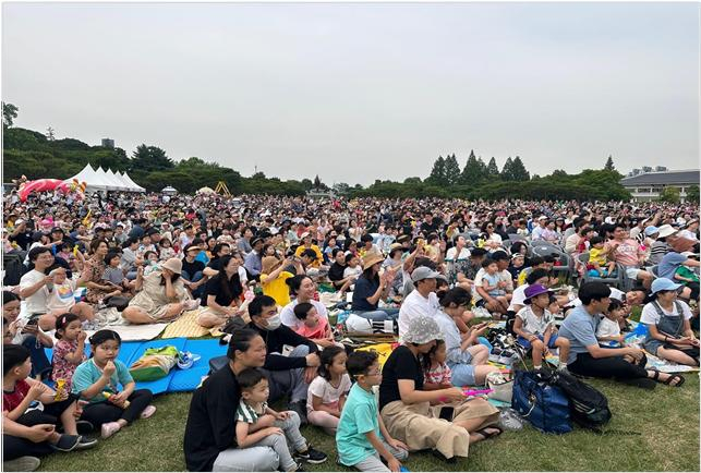 국가보훈부는 전날 국립서울현충원에서 가진 문화특집행사 ‘어린이 꿈동산-꿈이 웃다’에 1만2000여명의 어린이와 부모가 함께했다고 18일 밝혔다. [보훈부 제공]