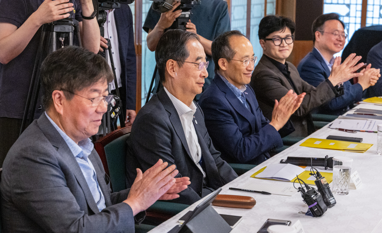 한덕수 국무총리가 18일 오후 서울 종로구 총리 서울공관에서 당정 관계자가 참석한 가운데 열린 고위당정협의회에서 참석자들에게 생일 축하 박수를 받고 있다. [연합]