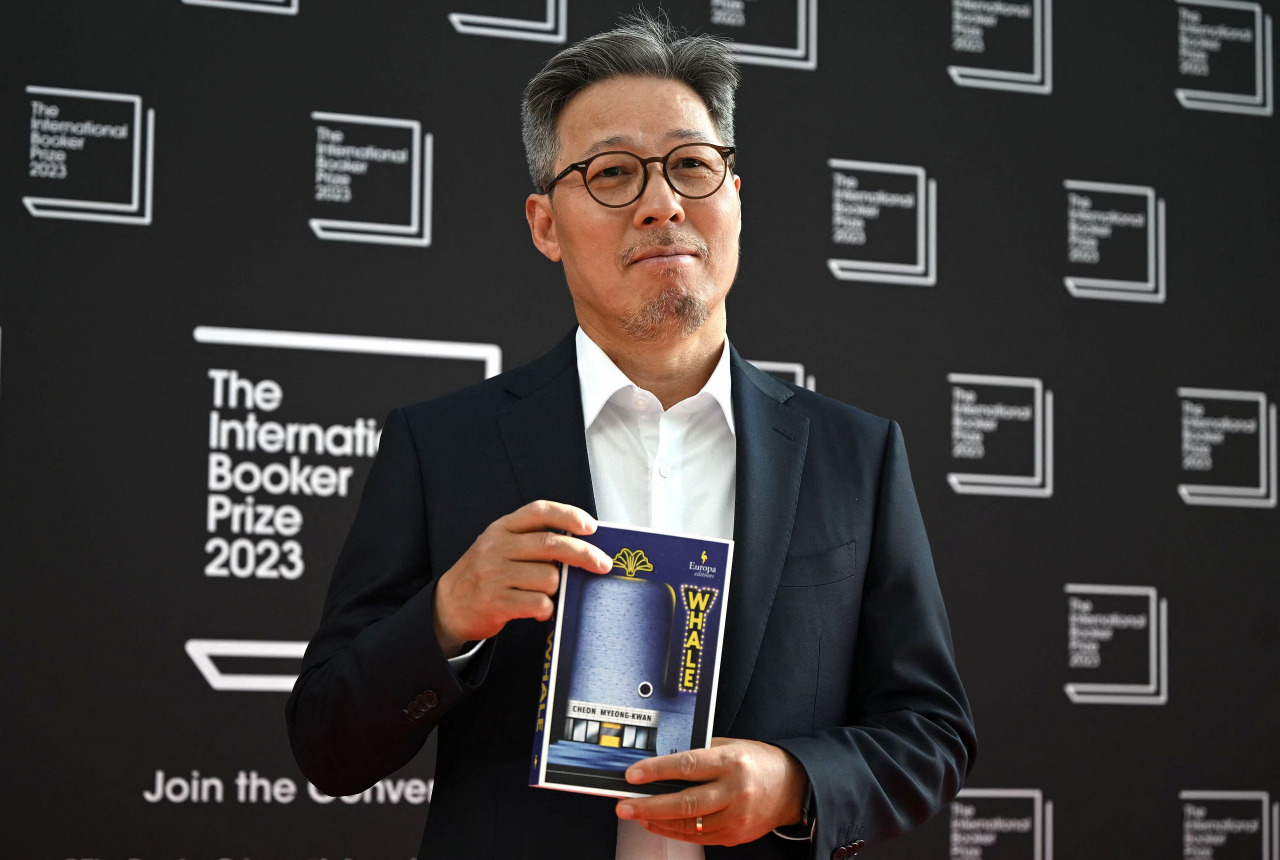 South Korean author Cheon Myeong-kwan poses with his book “Whale” on the red carpet upon his arrival at the International Booker Prize award ceremony at the Sky Garden, in central London, May 23. (AFP-Yonhap)