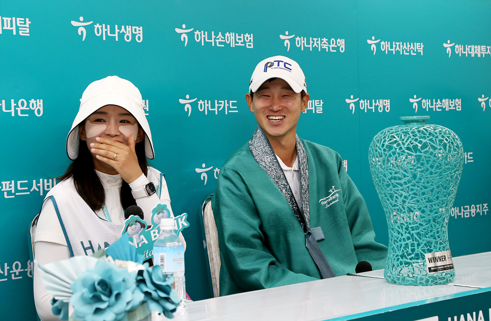 양지호(오른쪽)과 아내이자 캐디 김유정씨.[KPGA 제공]