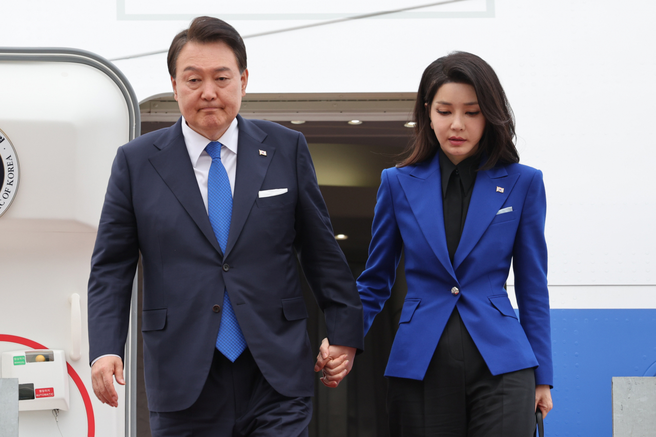 일본 히로시마에서 열린 주요 7개국(G7) 정상회의 일정을 마친 윤석열 대통령과 김건희 여사가 지난달 21일 성남 서울공항으로 귀국, 공군 1호기에서 내리고 있다. [연합]