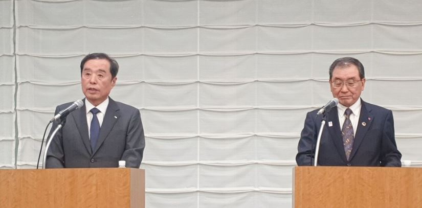 지난 3월 김병준(왼쪽) 전경련 회장직무대행과 도쿠라 마사카즈 일본 게이단렌 회장이 도쿄 지요다구 게이단렌(일본경제단체연합회) 회관에서 ‘한일·일한 미래 파트너십 기금’ 설립을 발표하는 모습 [전경련 제공]