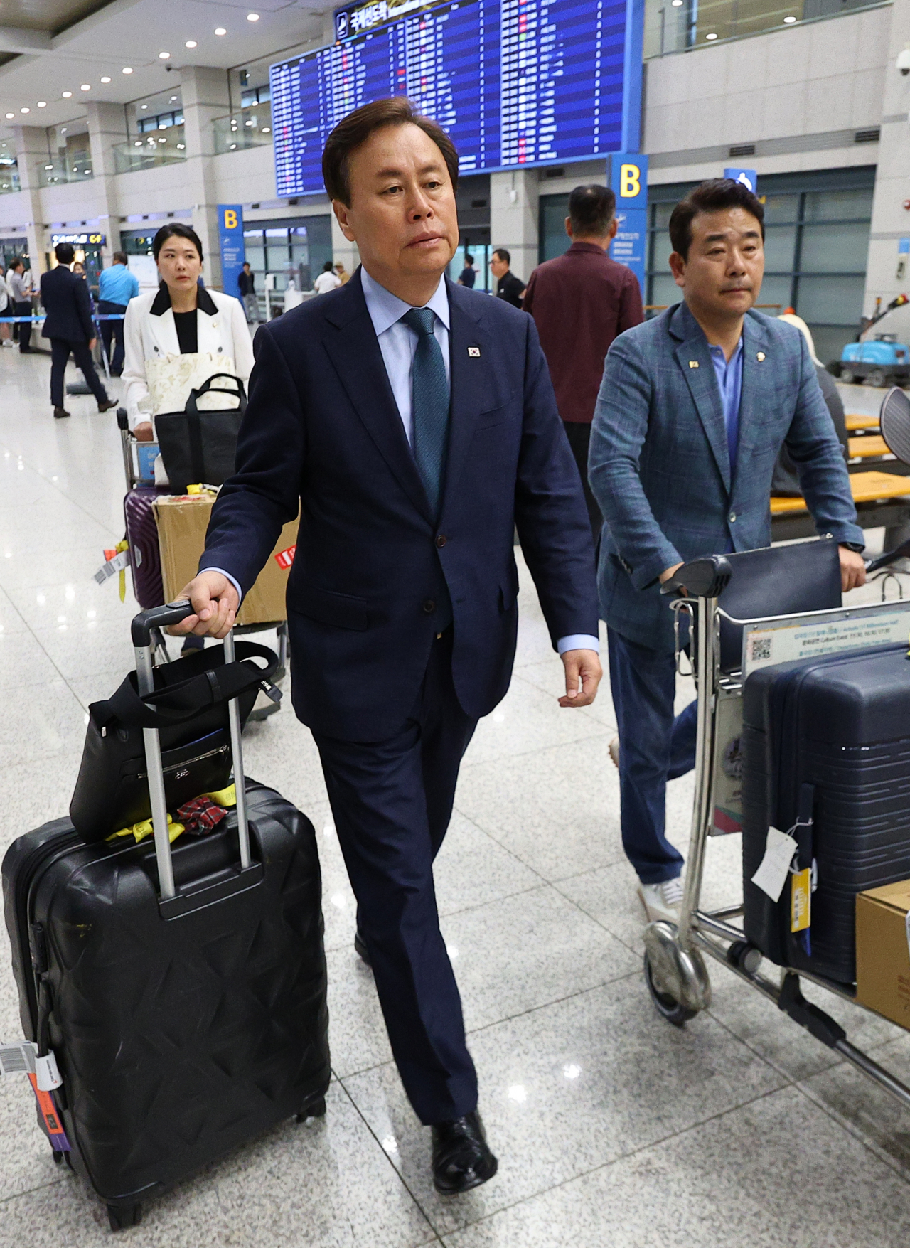 3박 4일 일정으로 중국과 티벳을 방문한 도종환 민주당 (가운데)·박정(오른쪽)·신현영 의원 등이 18일 오후 인천국제공항 제1여객터미널을 통해 귀국하고 있다. [연합]