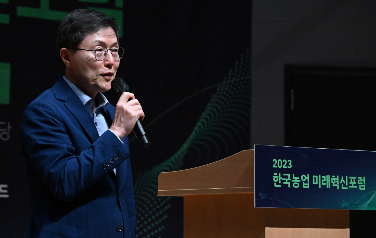 윤종록 전 미래창조과학부 차관이 16일 오후 경기도 수원시 경기도청 대강당에서 '스마트 강소농과 경기농업의 새로운 경쟁력'을 주제로 열린 2023 한국농업 미래혁신포럼에 참석해 주제발표를 하고 있다. 수원=임세준 기자