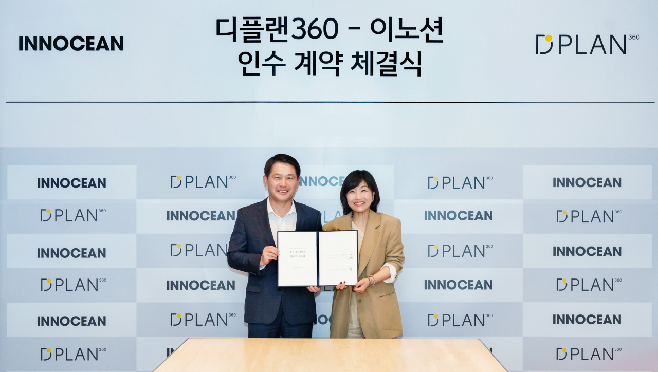 이노션 서울 본사에서 열린 지분 인수 계약식에 참석한 이용우(왼쪽) 이노션 대표이사와 신영희 디플랜360 대표이사. [이노션 제공]