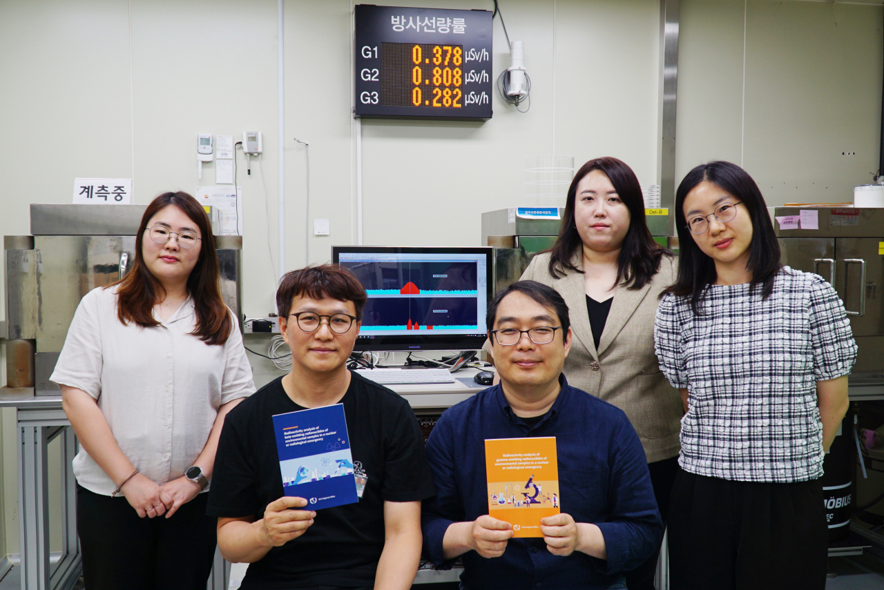 원전사고 대응매뉴얼을 개발한 KRISS 방사선표준그룹 연구진. 김태희(왼쪽부터) 기술원, 황상훈 박사, 김병철 박사, 허동혜 선임기술원, 김명정 박사후연구원.[KRISS 제공]