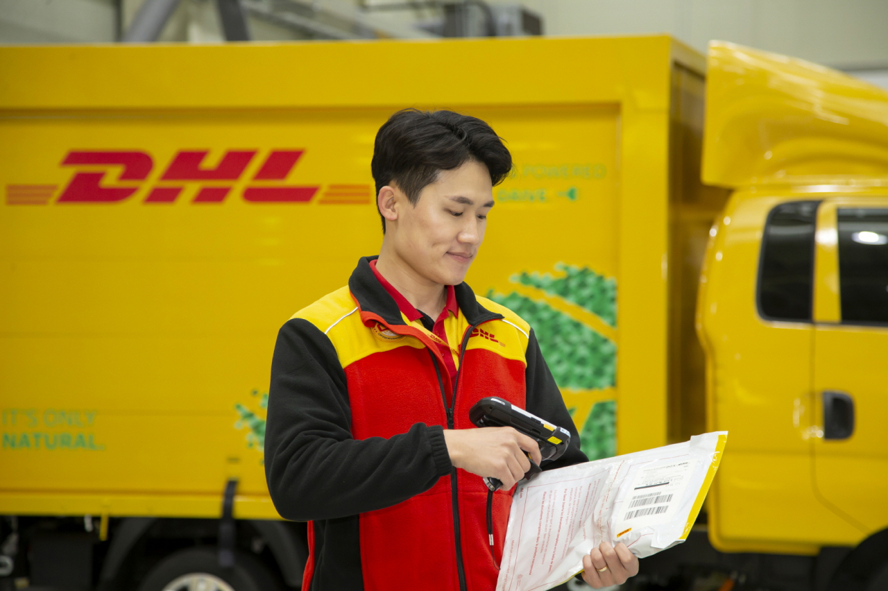 DHL코리아가 고객 참여형 지속 가능 서비스 고그린 플러스 국내에 선보인다. [DHL코리아 제공]
