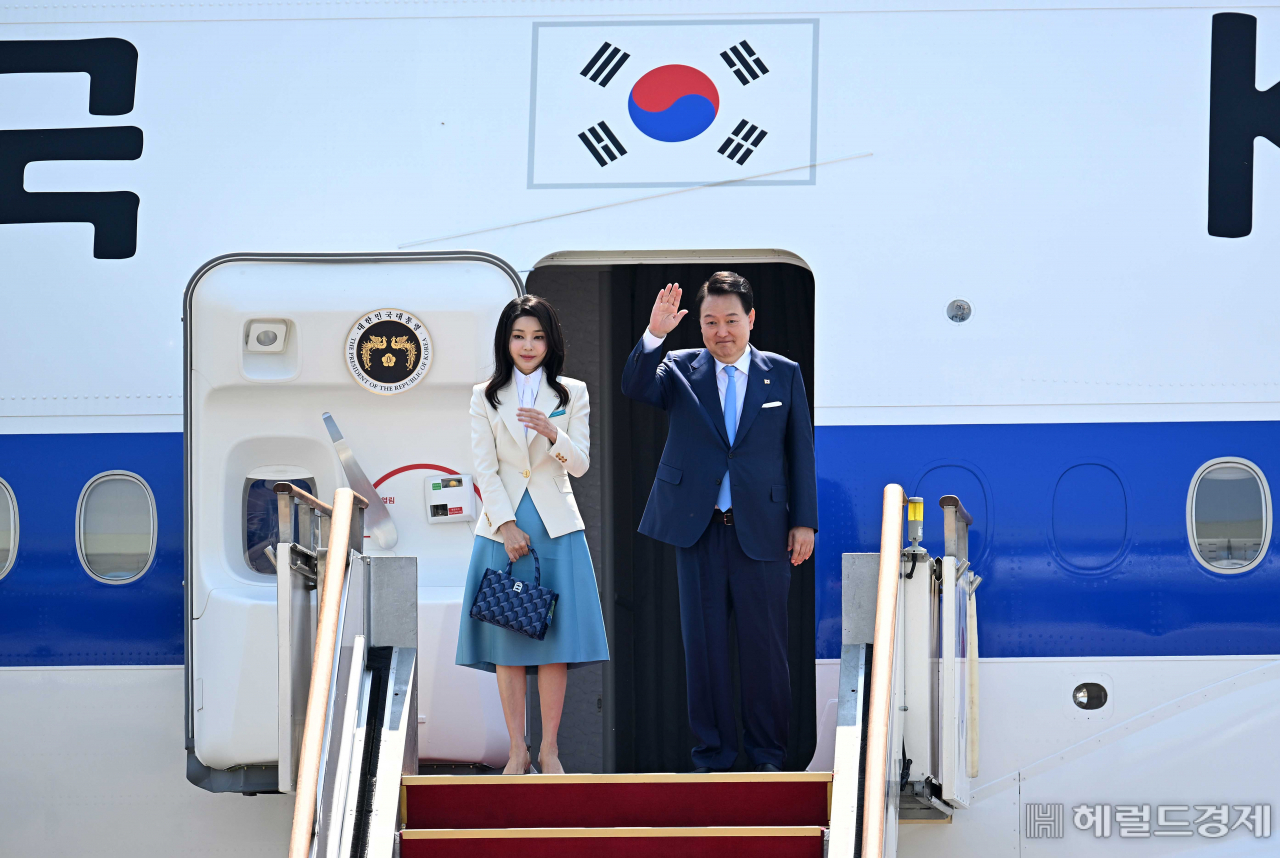 프랑스와 베트남 순방에 나서는 윤석열 대통령과 부인 김건희 여사가 19일 경기도 성남 서울공항에서 공군 1호기 탑승 전 손 흔들어 인사하고 있다. 윤 대통령은 20일(현지시간) 엘리제궁에서 마크롱 대통령과 오찬을 겸한 한-프랑스 정상회담을 가질 예정이며 제172차 국제박람회기구(BIE) 총회에서 실시될 2030 엑스포 경쟁 PT에 직접 참여해 영어 연설을 할 계획이다. 또한 22~24일에는 베트남을 국빈 방문할 예정이다. 이상섭 기자