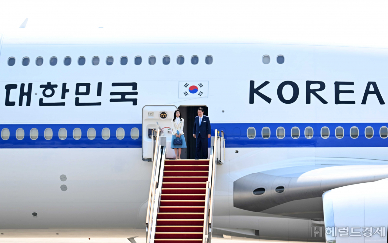 프랑스와 베트남 순방에 나서는 윤석열 대통령과 부인 김건희 여사가 19일 경기도 성남 서울공항에서 공군 1호기 탑승 전 손 흔들어 인사하고 있다. 윤 대통령은 20일(현지시간) 엘리제궁에서 마크롱 대통령과 오찬을 겸한 한-프랑스 정상회담을 가질 예정이며 제172차 국제박람회기구(BIE) 총회에서 실시될 2030 엑스포 경쟁 PT에 직접 참여해 영어 연설을 할 계획이다. 또한 22~24일에는 베트남을 국빈 방문할 예정이다. 이상섭 기자