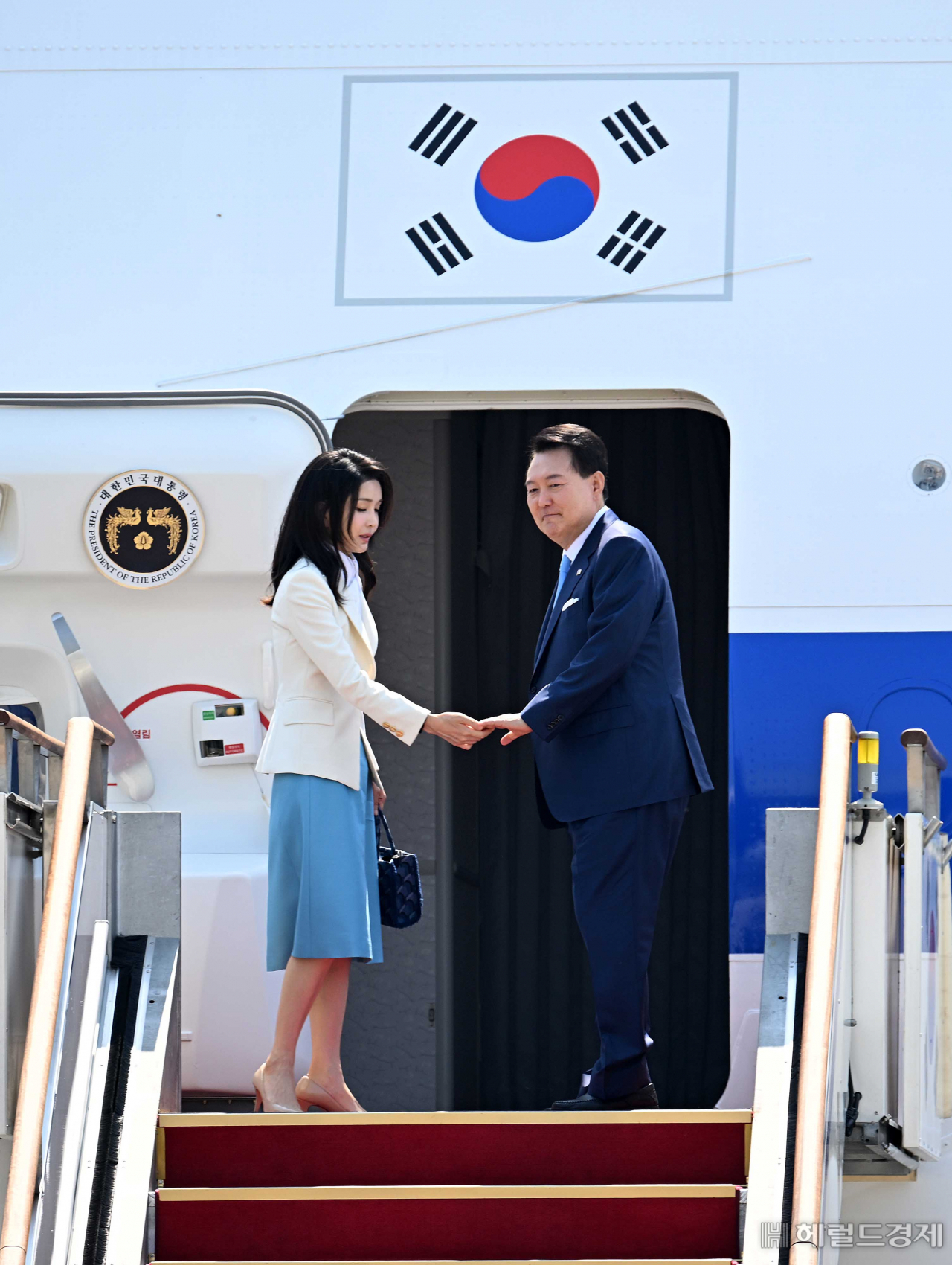 프랑스와 베트남 순방에 나서는 윤석열 대통령과 부인 김건희 여사가 19일 경기도 성남 서울공항에서 공군 1호기에 탑승하고 있다. 윤 대통령은 20일(현지시간) 엘리제궁에서 마크롱 대통령과 오찬을 겸한 한-프랑스 정상회담을 가질 예정이며 제172차 국제박람회기구(BIE) 총회에서 실시될 2030 엑스포 경쟁 PT에 직접 참여해 영어 연설을 할 계획이다. 또한 22~24일에는 베트남을 국빈 방문할 예정이다. 이상섭 기자