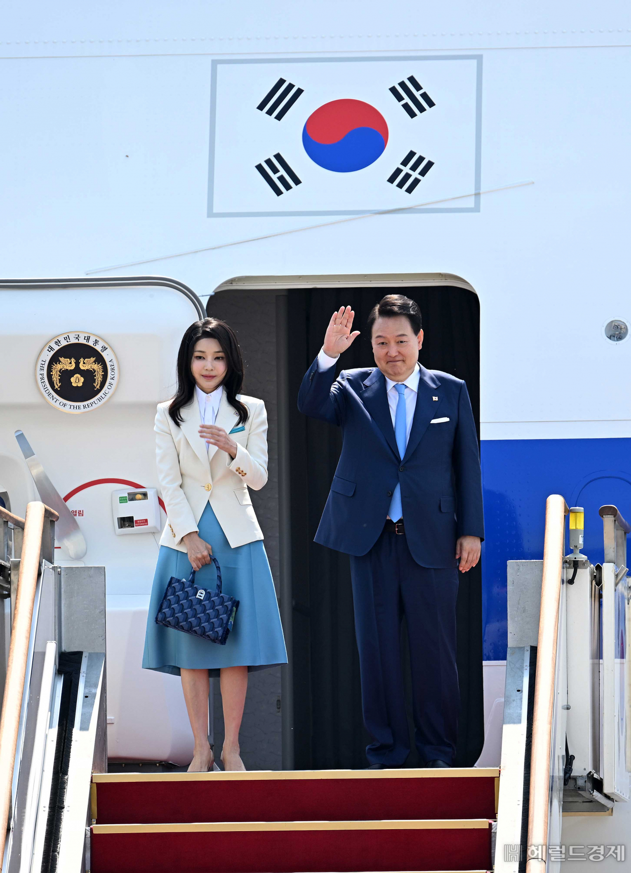 프랑스와 베트남 순방에 나서는 윤석열 대통령과 부인 김건희 여사가 19일 경기도 성남 서울공항에서 공군 1호기 탑승 전 손 흔들어 인사하고 있다. 윤 대통령은 20일(현지시간) 엘리제궁에서 마크롱 대통령과 오찬을 겸한 한-프랑스 정상회담을 가질 예정이며 제172차 국제박람회기구(BIE) 총회에서 실시될 2030 엑스포 경쟁 PT에 직접 참여해 영어 연설을 할 계획이다. 또한 22~24일에는 베트남을 국빈 방문할 예정이다. 이상섭 기자