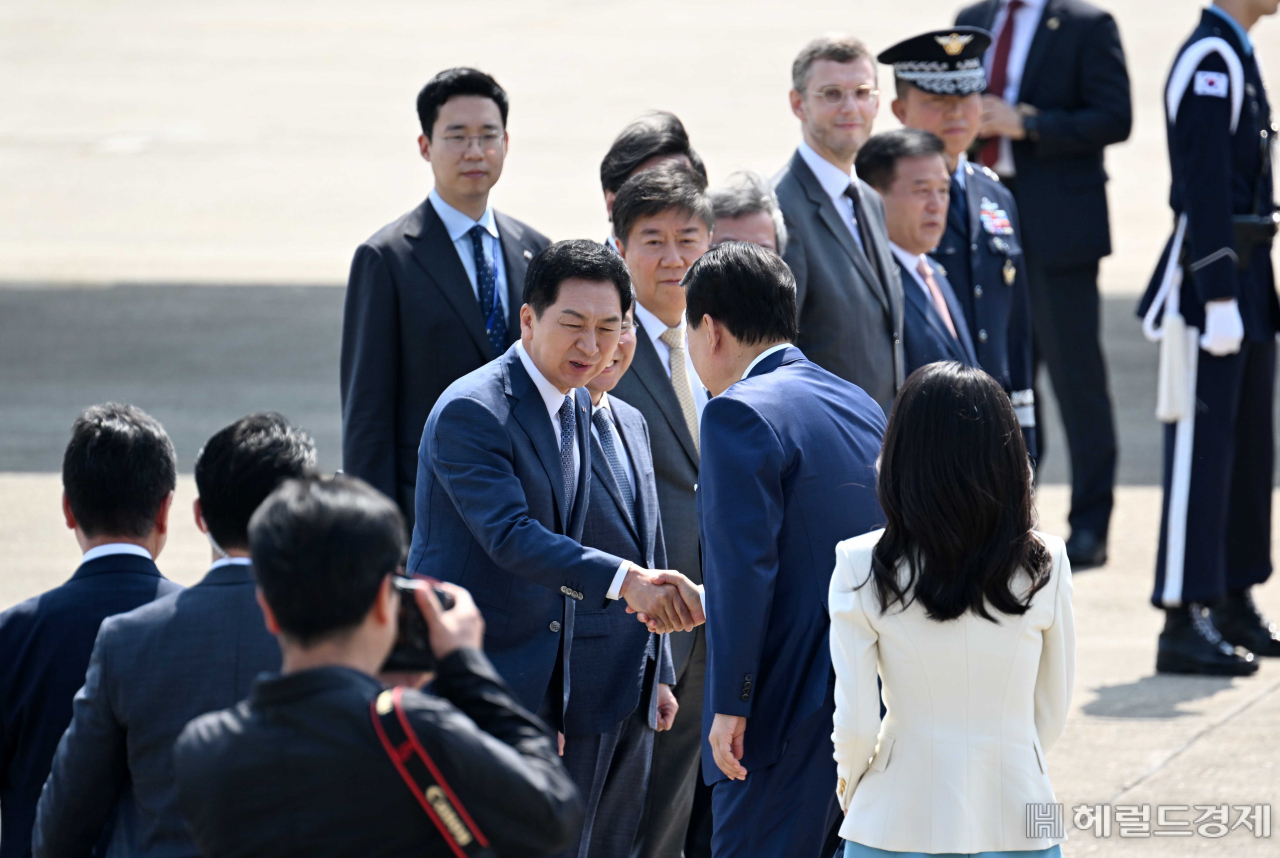프랑스와 베트남 순방에 나서는 윤석열 대통령이 19일 경기도 성남 서울공항에서 김기현 국민의힘 대표와 악수를 하고 있다. 윤 대통령은 20일(현지시간) 엘리제궁에서 마크롱 대통령과 오찬을 겸한 한-프랑스 정상회담을 가질 예정이며 제172차 국제박람회기구(BIE) 총회에서 실시될 2030 엑스포 경쟁 PT에 직접 참여해 영어 연설을 할 계획이다. 또한 22~24일에는 베트남을 국빈 방문할 예정이다. 이상섭 기자