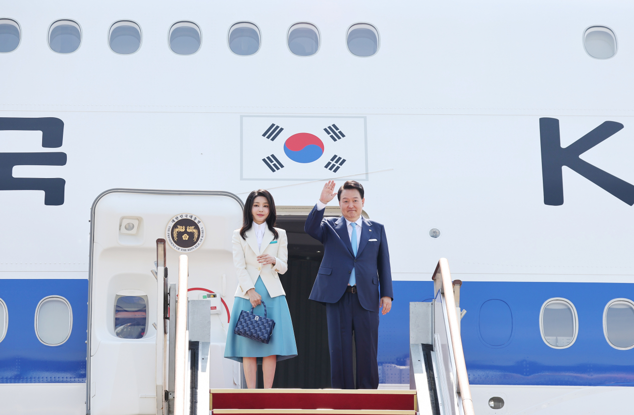 프랑스·베트남을 방문하는 윤석열 대통령과 김건희 여사가 19일 성남 서울공항에서 출국하며 공군 1호기에 올라 손을 들어 인사하고 있다. [연합]