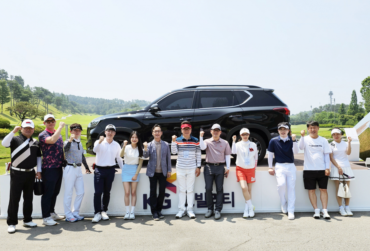 써닝포인트 CC 라운드권을 지급받은 당첨자들이 기념 촬영을 하는 모습. [KG 모빌리티 제공]