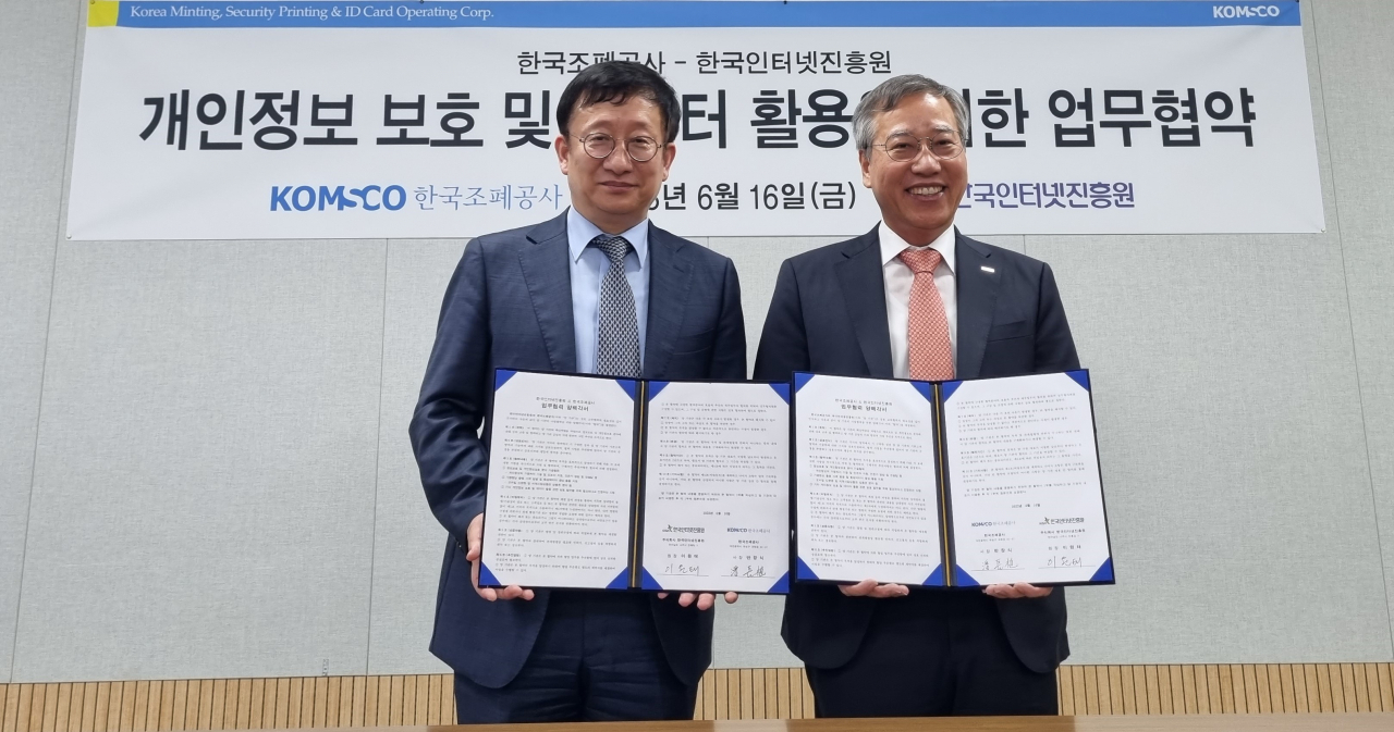반장식 한국조폐공사장과 이원태 한국인터넷진흥원장은 지난 16일 한국조폐공사 오롯·디윰관(서울시 마포구 소재)에서 데이터 안전 활용 기반 마련을 위한 업무협약을 체결했다.