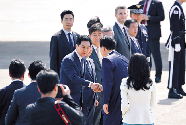 4박6일간의 프랑스와 베트남 순방에 나서는 윤석열 대통령이 19일 오전 출국장인 경기도 성남 서울공항에서 배웅 나온 김기현 국민의힘 대표와 악수하고 있다. 윤 대통령은 20일(현지시간) 프랑스 파리에서 열리는 국제박람회기구(BIE) 총회에 참석해 2030년 부산엑스포 유치를 위한 영어 프레젠테이션을 할 예정이며, 같은 날 엘리제궁에서 에마뉘엘 마크롱 대통령과 정상회담을 할 계획이다. 오는 22~24일에는 베트남을 국빈방문한다. 이상섭 기자