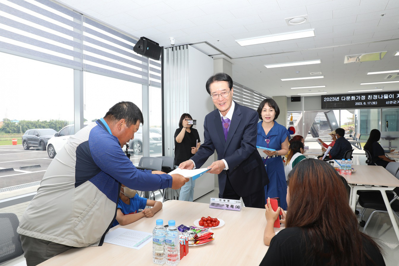 신안군은 다문화 가정을 위해 친정 나들이 정책을 실행하고 있다