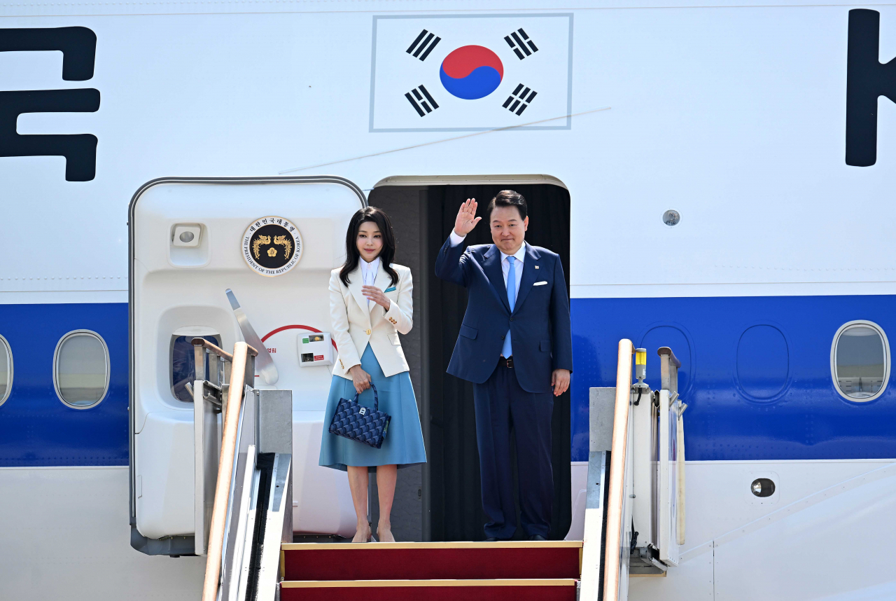 프랑스와 베트남 순방에 나서는 윤석열 대통령과 부인 김건희 여사가 19일 경기도 성남 서울공항에서 공군 1호기 탑승 전 손 흔들어 인사하고 있다. 이상섭 기자
