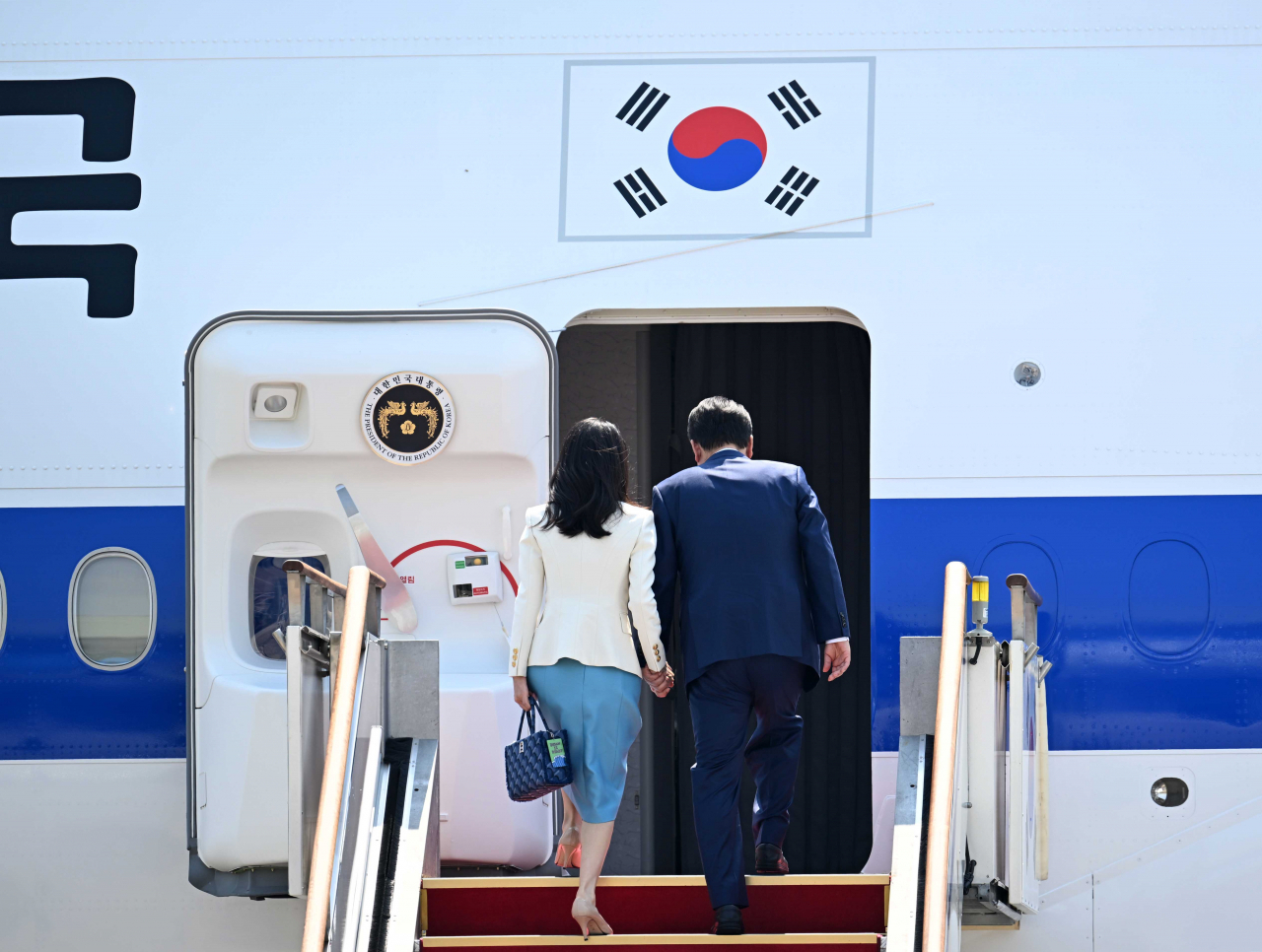 프랑스와 베트남 순방에 나서는 윤석열 대통령과 부인 김건희 여사가 19일 경기도 성남 서울공항에서 공군 1호기에 탑승하고 있다. 이상섭 기자