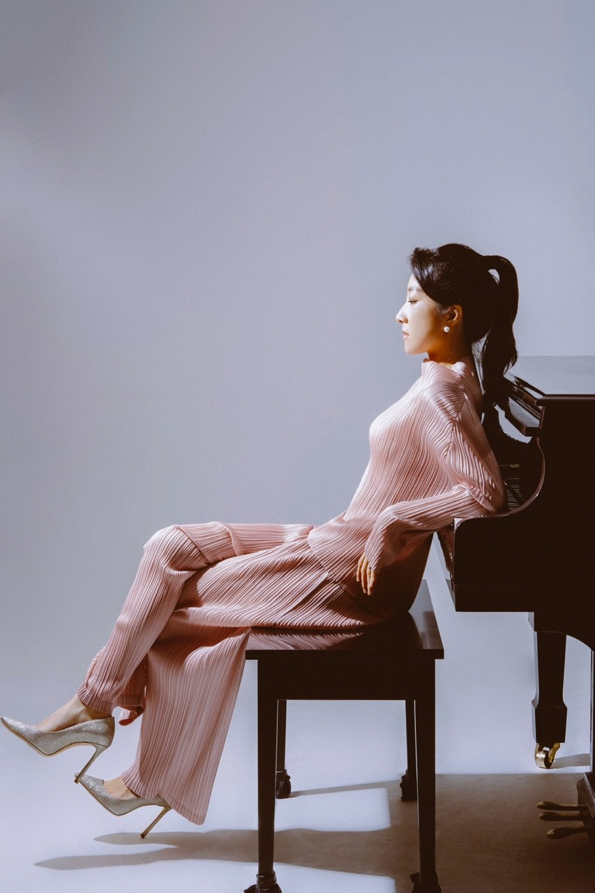 음악가로서, 칼럼니스트로서, 작가로서 분주하게 살고 있는 이인현 피아니스트. 그는 “음악은 나를 위로하고 행복하게 하고, 버티게 해주지만 한편으로는 나를 채찍질하고 겸손하게 만든다”고 말한다.