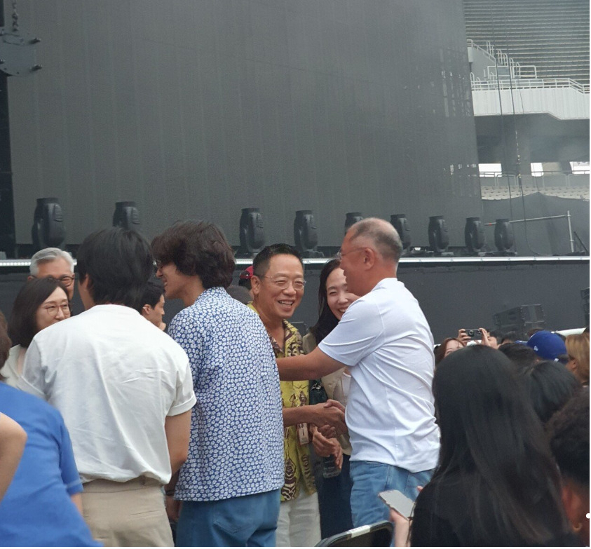 정의선(서 있는 사람 중 오른쪽 첫 번째) 회장이 정태영(가운데 노란색 셔츠) 현대카드 부회장과 대화하고 있다. [다음카페 소울드레서 갈무리]