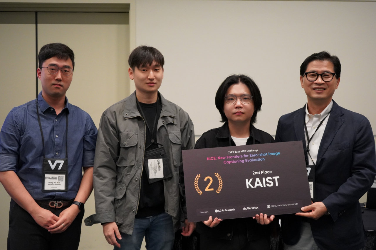 18일(현지시간) 캐나다 밴쿠버 컨벤션센터에서 열린 워크숍 ‘NICE(New Frontiers for Zero-shot Workshop)’에서 ‘LG 글로벌 AI 챌린지’에서 2위를 차지한 오영택 KAIST 연구원(왼쪽에서 3번째) 등 연구팀이 이경무 서울대 석좌교수(왼쪽에서 4번째)와 기념사진을 찍고 있다. [LG 제공] 8일(현지시간) 캐나다 밴쿠버 컨벤션센터에서 열린 워크숍 ‘NICE(New Frontiers for Zero-shot Workshop)’가 끝난 뒤 참가자들이 포즈를 취했다.[LG 제공]