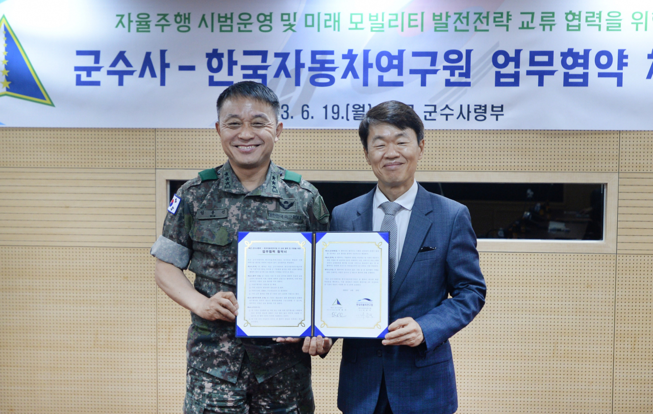 엄용진(왼쪽) 육군 군수사령부 중장과 나승식 한국자동차연구원 원장이 협약식에서 기념사진을 촬영하고 있다. [한국자동차연구원 제공]
