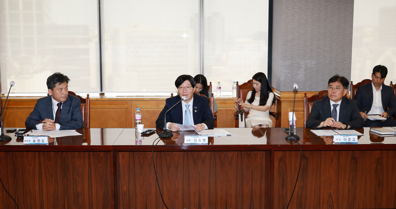 김소영 금융위원회 부위원장이 19일 오후 서울 중구 은행회관에서 개최한 금융산업 글로벌화 종합 간담회에서 전 금융업권 관계자 및 전문가 등과 함께 해외진출 관련 규제 애로사항과 정책제안을 청취했다.