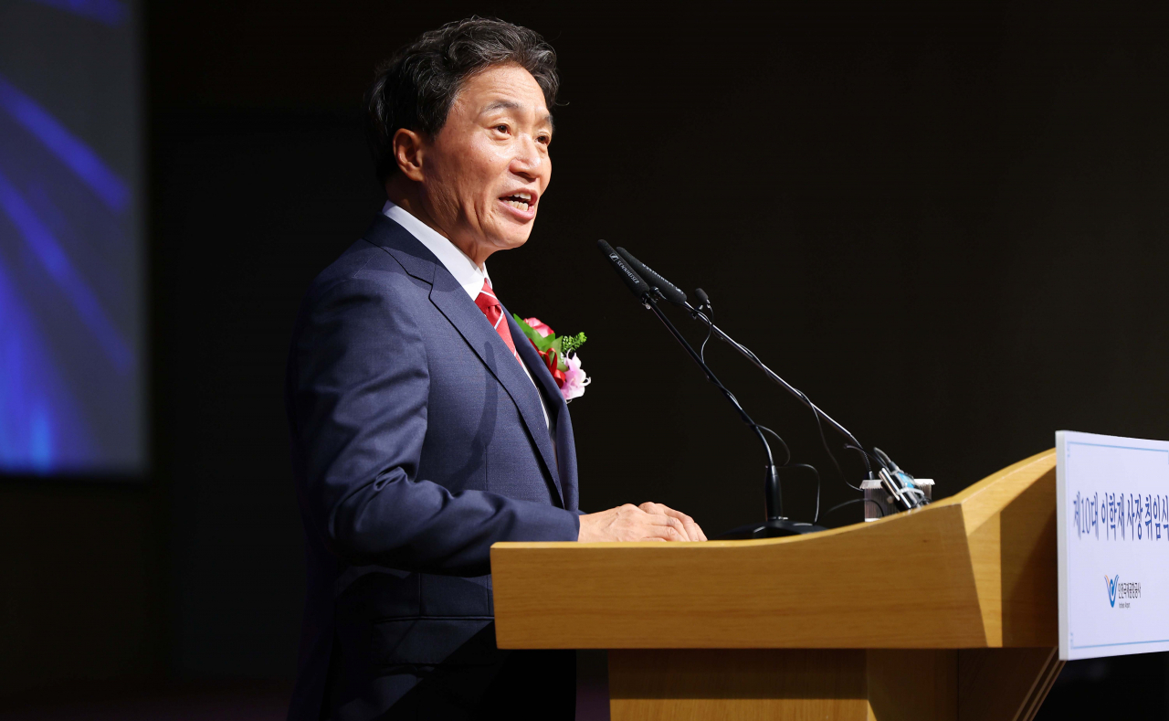 이학재 신임 인천국제공항공사 사장이 19일 오후 인천공항공사 청사에서 열린 취임식에서 취임사를 하고 있다. 이 신임 사장은 2002&sim;2007년 인천 서구 구청장, 2008&sim;2020년 인천에서 18&sim;20대 국회의원을 지낸 바 있다. 인천공항공사 사장 임기는 3년이다. [연합]