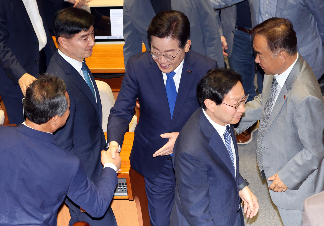 “불체포특권 포기” 이재명의 ‘승부수’…당내 사퇴론 겨눴다 [이런정치]