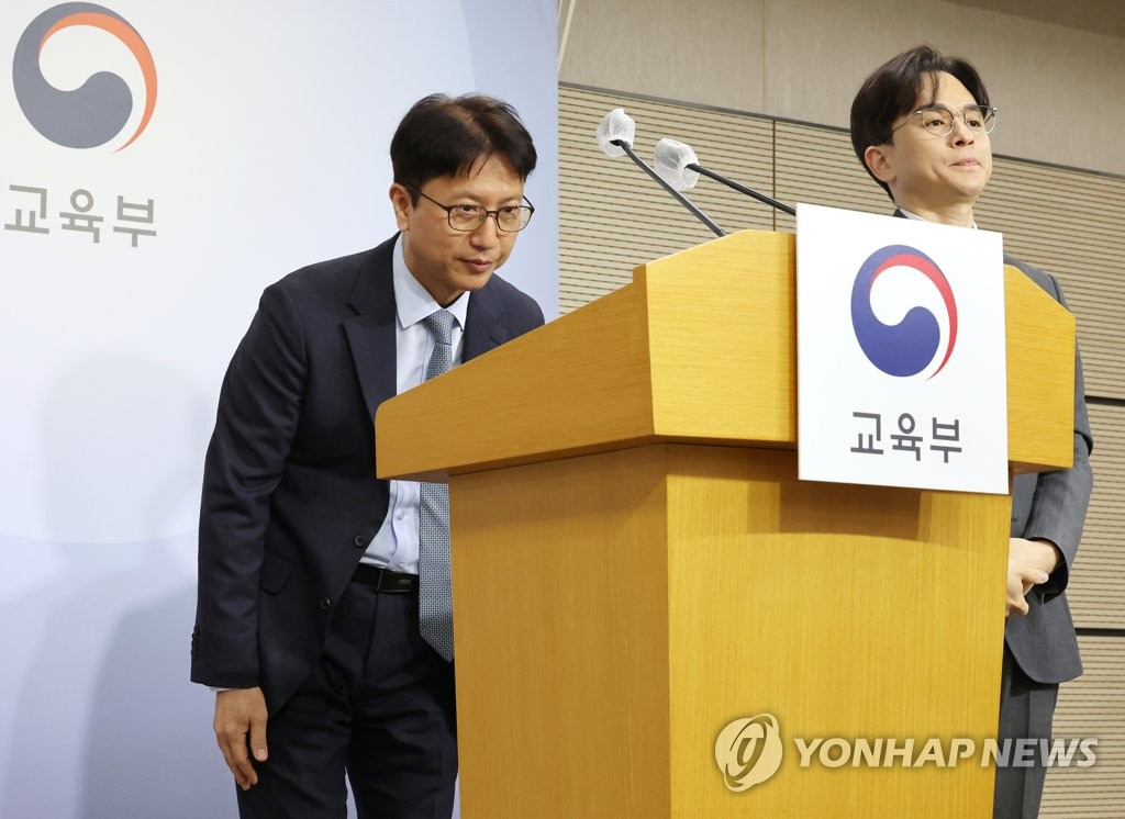 이규민 한국교육과정평가원장이 지난 3월 세종시 정부세종청사에서 열린 2024학년도 대학수학능력시험 시행 기본계획 발표에서 인사하고 있다. [연합]