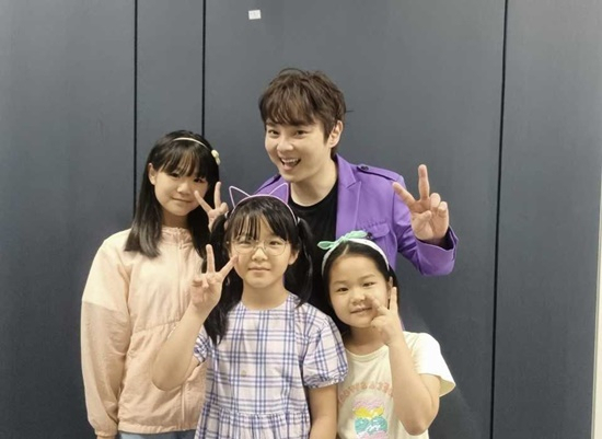 마술사 최현우가 어린이들과 기념촬영하고 있다.