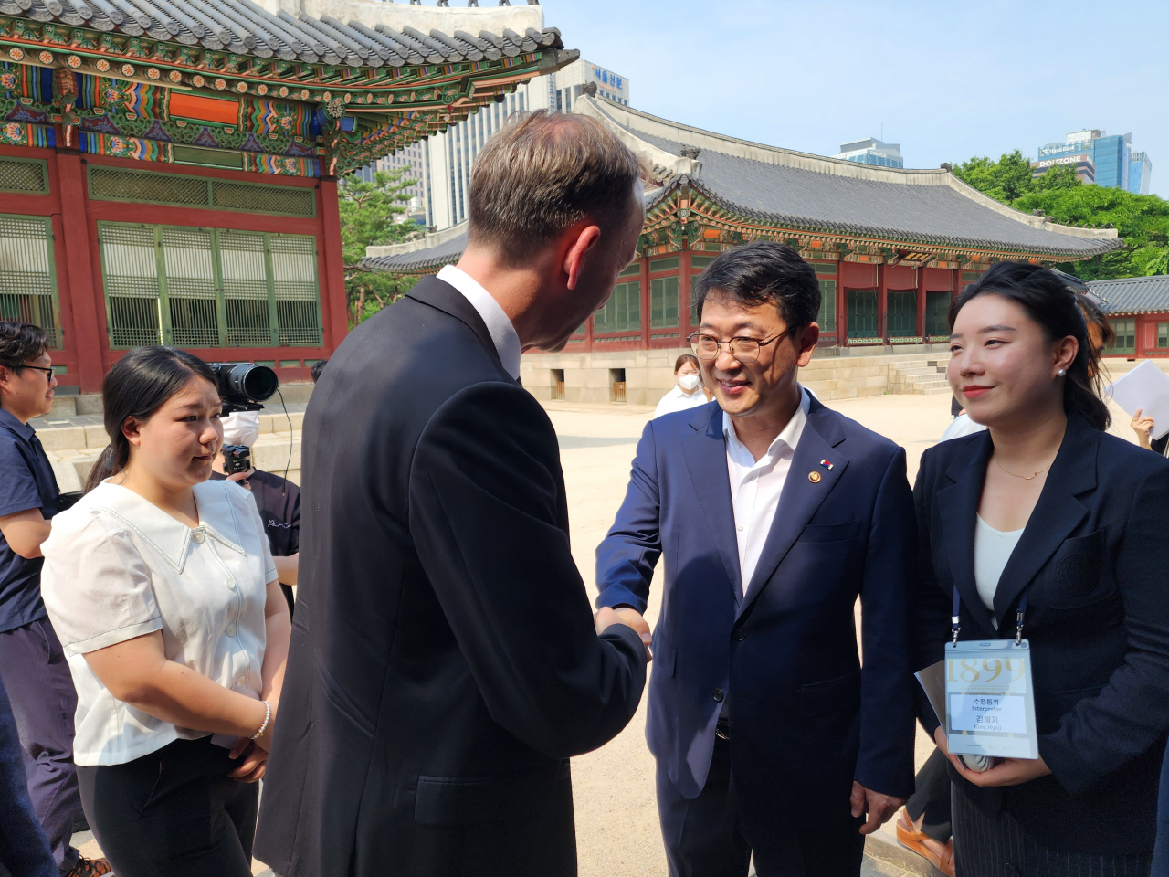 최응천 문화재청장이 독일관계자와 악수하고 있다.