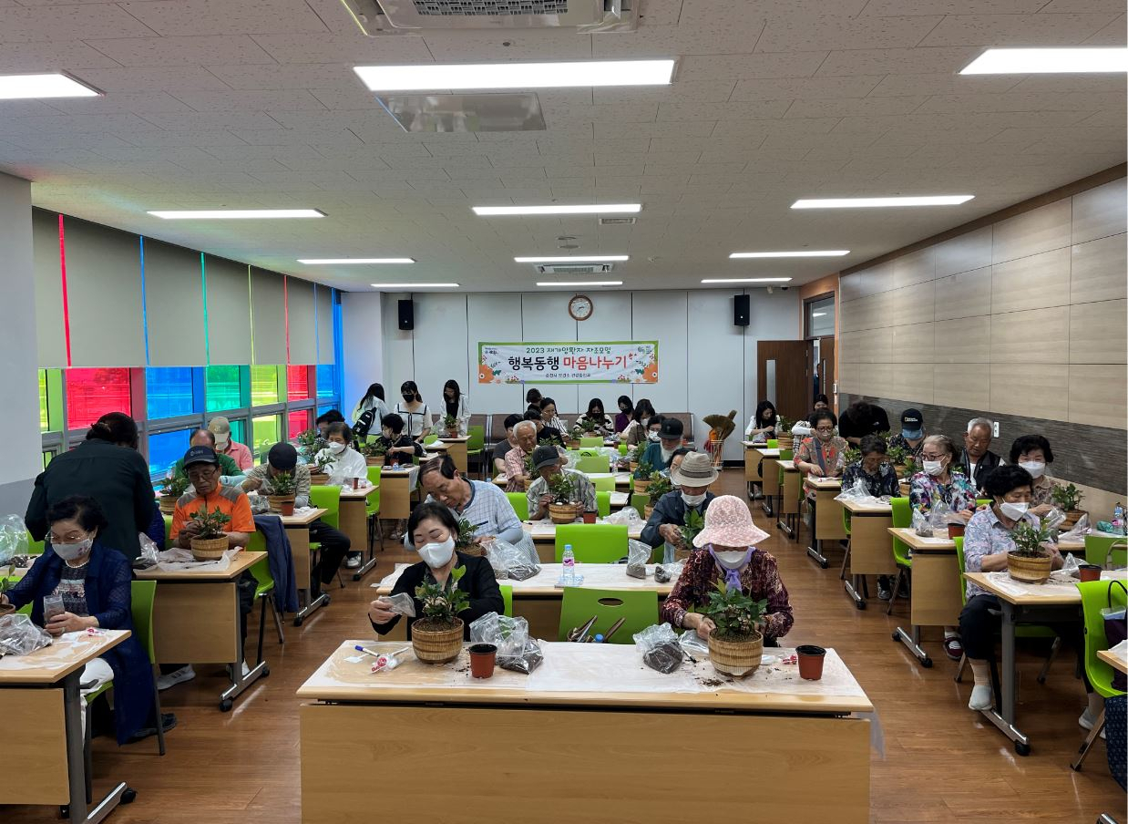 순천시가 암환자와 가족을 대상으로 천량금 화분심기 활동으로 환우 마음 치유에 나섰다. [순천시 제공]