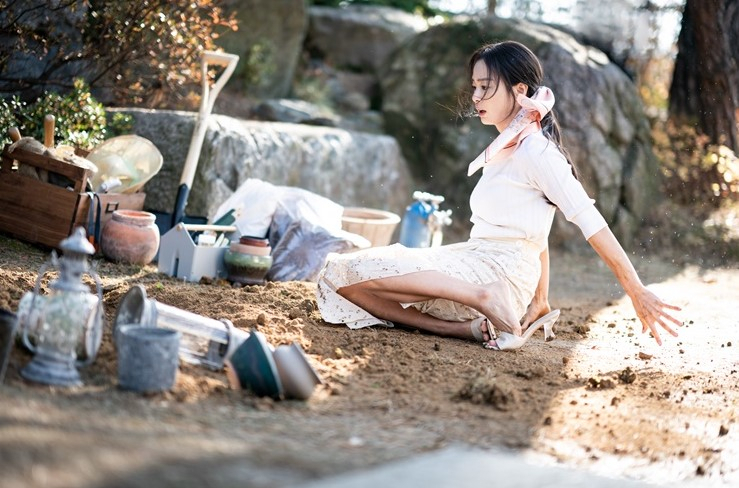 Kim Tae-hee plays an ordinary housewife named Joo-ran in "Lies Hidden in My Garden." (KT Studio Genie)
